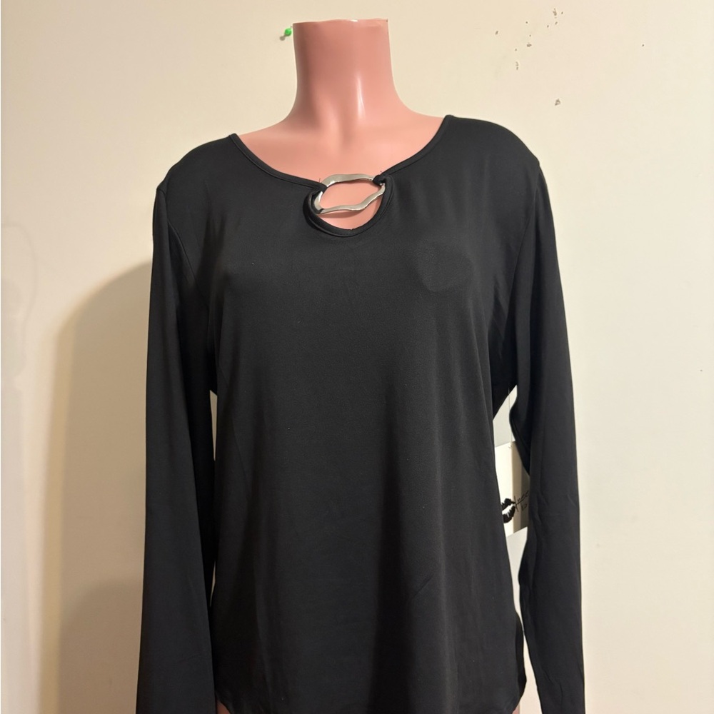 Free Kisses top Women’s 2X‎ black long-sleeved silver O-ring neckline detail NWT